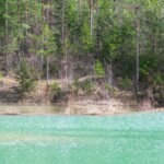 Krāsainas ūdenskrātuves Latvijā: tirkīzzilais ezers Lāčkrogs Kurzemē