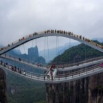 Ķīnā ir atvērts 100m garš līkloču tilts, kas šķiet biedējošs un nereāls