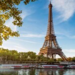 Parīzē tūristiem sāka pieprasīt “veselības caurlaidi”, lai uzkāptu Eifeļa tornī