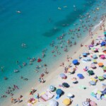 Itālija sāk izmantot dronus pludmales atpūtnieku temperatūras mērīšanai