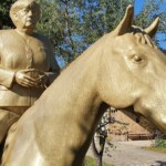 В Германии появился новый туристический объект — памятник Ангелы Меркель на коне