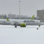 airBaltic: incidentā Rīgas lidostā cietuši aptuveni 700 pasažieri, atcelti vairāki reisi