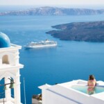 Grieķijas varas iestādes aizliegs tūristiem apmeklēt slēgtas telpas bez trešās vakcinācijas pret Covid-19