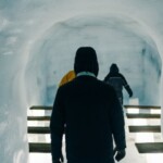 Необычная экскурсия по самому большому в мире ледяному тоннелю в Исландии