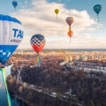 Viļņā notika neparasts mītiņš Ukrainas atbalstam: gaisa balonos debesīs pacēlās 20 metrus gari Ukrainas karogi